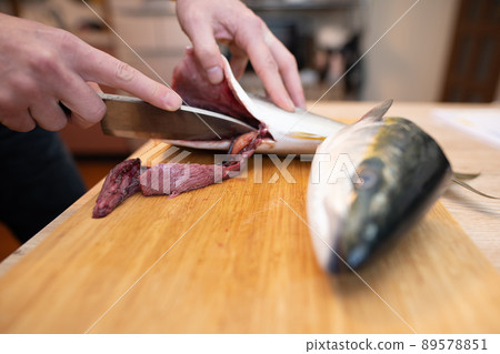 Hands of a man who handles fish 89578851
