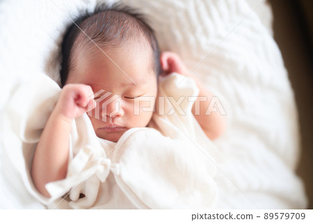 13-day-old newborn baby's sleeping face underwear 89579709