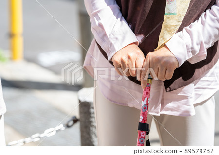 Senior female wand at hand 89579732