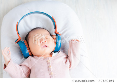 嬰兒形象聽音樂新生兒耳機跳舞面部表情 嬰兒形象聽音樂新生兒耳機跳舞面部表情 89580465