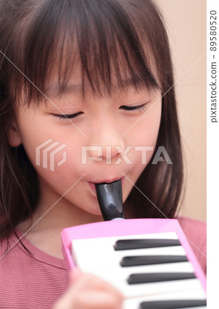 彈鍵盤口琴的女孩 89580520