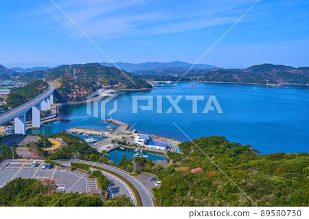 從鳴門山展望台眺望神戶淡路鳴門高速公路（龜浦大橋）和龜浦港 89580730