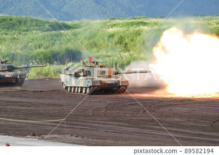 地面自衛隊90式坦克進行轟炸 89582194