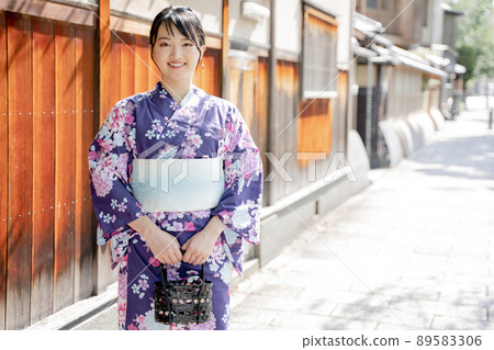A woman sightseeing in Kyoto in a yukata A woman sightseeing in Kyoto in a yukata 89583306