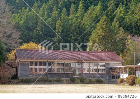 Closed elementary school (currently Toyokuni Exchange Center, former Toyokuni Elementary School, Shitara Town, Aichi Prefecture) Closed elementary school (currently Toyokuni Exchange Center, former Toyokuni Elementary School, Shitara Town, Aichi Prefecture) 89584720