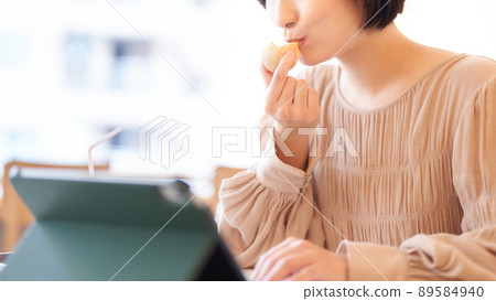 吃飯時使用 PC 的年輕女子的手 89584940