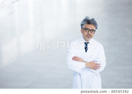 A white coat male 89585392