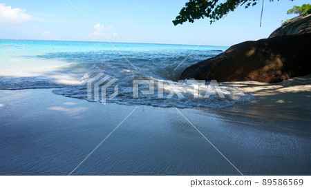 A snow-white beach on the island of Similan. 89586569