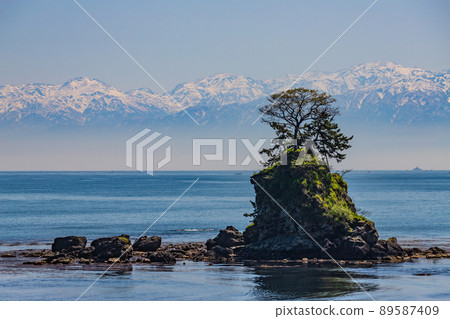 Tateyama mountain range seen over the sea in Toyama Bay Tateyama mountain range seen over the sea in Toyama Bay 89587409