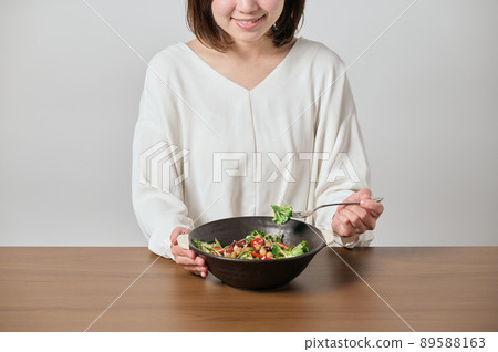 吃沙拉的年輕素食主義者婦女 吃沙拉的年輕素食主義者婦女 89588163