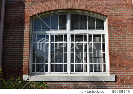 紅磚和白窗框 89589149
