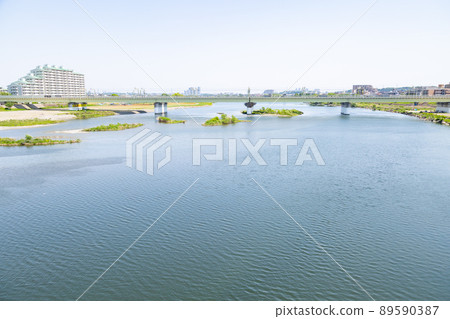 天氣晴朗的多摩川中部的狛前登戶地區 89590387
