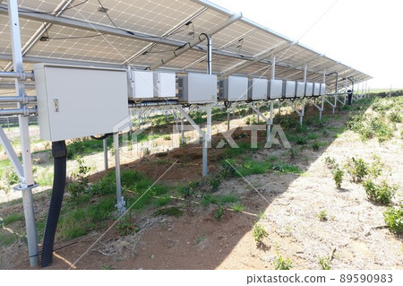 裝有電源調節器的太陽能發電廠 裝有電源調節器的太陽能發電廠 89590983