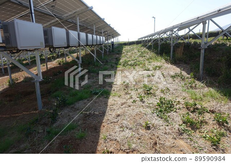 裝有電源調節器的太陽能發電廠 89590984
