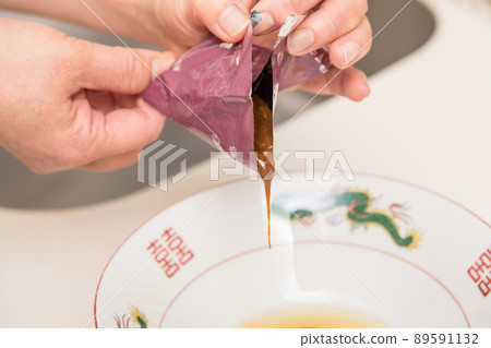 [Middle housewife makes rich soy sauce ramen soup] 89591132