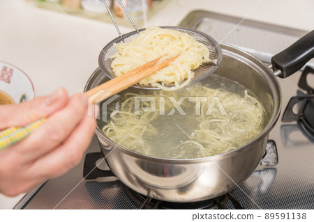 [Middle housewife boil ramen noodles with chopsticks and bamboo basket] 89591138
