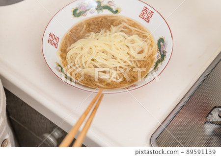 [Middle housewife puts boiled ramen noodles in a bowl] 89591139