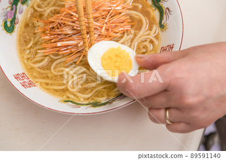 [Middle housewife piles boiled egg of ramen ingredients] 89591140