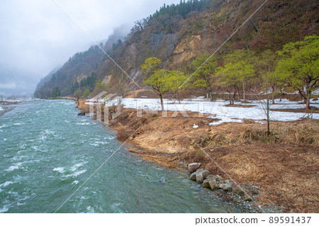 從關越高速公路湯澤IC附近的融雪的魚野川新邊橋眺望，殘雪，初春的景色 89591437
