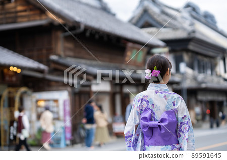 在川越著名的地方,穿著浴衣的女人走在鐘前 在川越著名的地方,穿著浴衣的女人走在鐘前 89591645