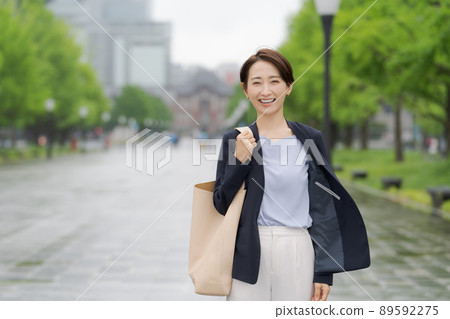 Business attendance scene, female in her 30s 89592275