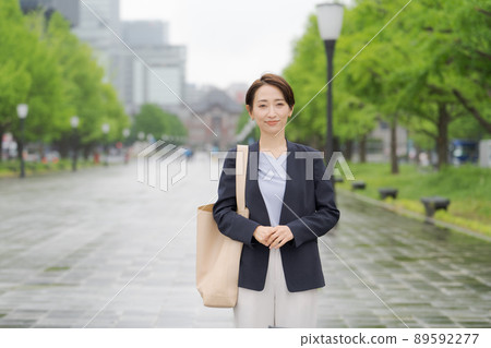 Business attendance scene, female in her 30s 89592277
