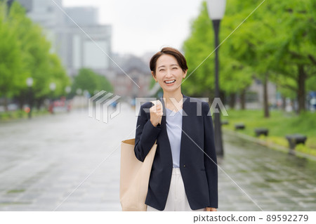 Business attendance scene, female in her 30s Business attendance scene, female in her 30s 89592279