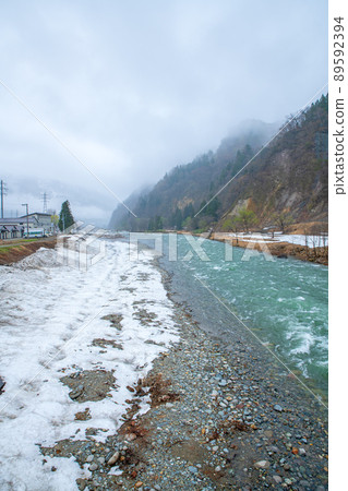 從關越高速公路湯澤IC附近的融雪的魚野川新邊橋眺望，殘雪，初春的景色 89592394