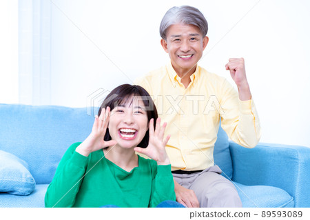 家長和孩子為看電視歡呼 89593089