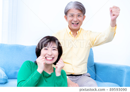 家長和孩子為看電視歡呼 家長和孩子為看電視歡呼 89593090