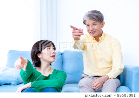 家長和孩子為看電視歡呼 89593091