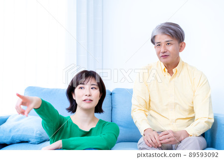 家長和孩子為看電視歡呼 家長和孩子為看電視歡呼 89593092