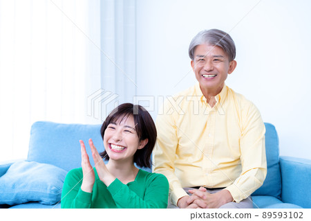 家長和孩子為看電視歡呼 89593102