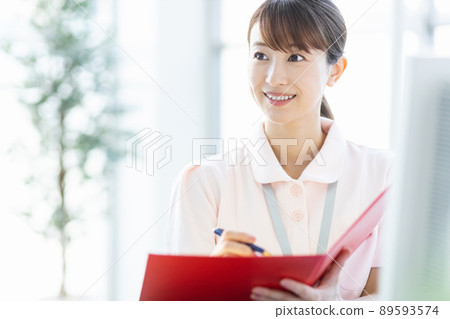 醫療保健工作者婦女在設施裡有文件和書寫用具 89593574