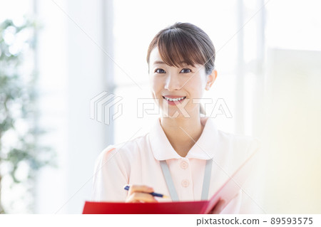 醫療保健工作者婦女在設施裡有文件和書寫用具 89593575