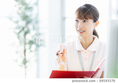 醫療保健工作者婦女在設施裡有文件和書寫用具 89593576