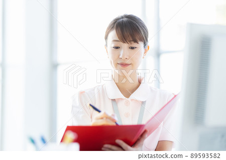 醫療保健工作者婦女在設施裡有文件和書寫用具 89593582