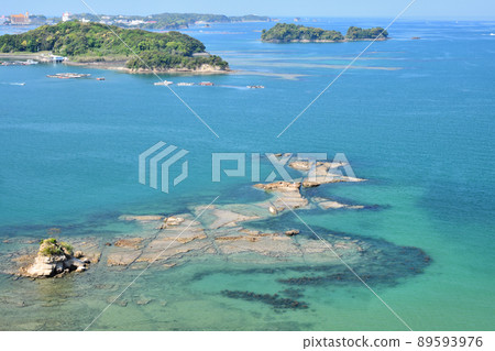 Overlooking Tanabe Bay and Kami Island (Tojima in the distance) [Tanabe City, Wakayama Prefecture] 89593976