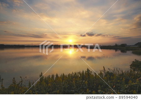 Evening scenery on the lake side 89594040