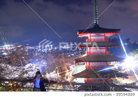 一個女人獨自旅行看五層塔和夜裡的櫻花 89594889