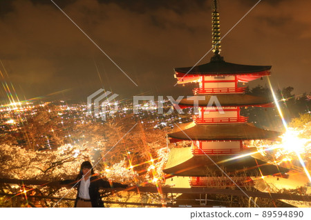 一個女人獨自旅行看五層塔和夜裡的櫻花 89594890