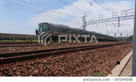 多軌運行的223系列快速列車 89594896