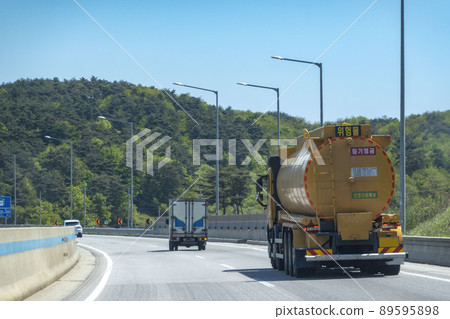 在高速公路上行駛的特殊汽車 89595898