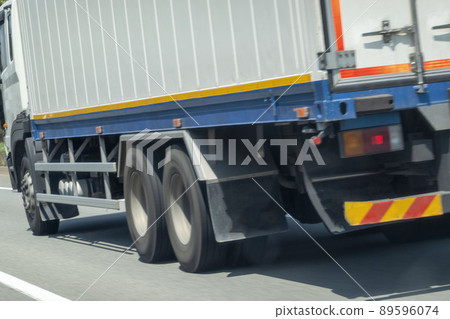 高速公路上的集裝箱卡車 89596074