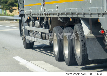 高速公路上的集裝箱卡車 高速公路上的集裝箱卡車 89596308