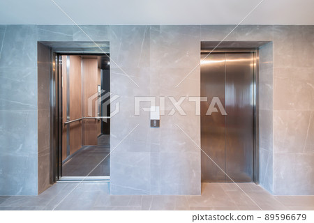 elevators in hotel 89596679