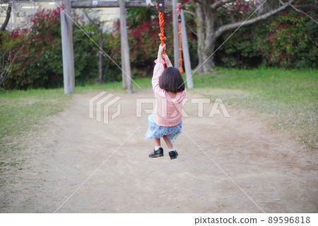 在公園裡玩泰山繩索的女孩 在公園裡玩泰山繩索的女孩 89596818