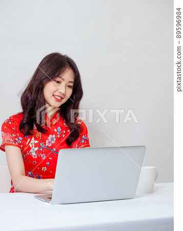 Written by Cheongsam, a female, white background, written book type computer. 89596984