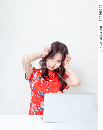 Written by Cheongsam, a female, white background, written book type computer. 89596991