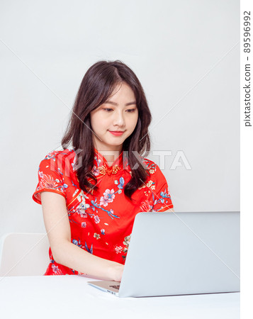 Written by Cheongsam, a female, white background, written book type computer. 89596992
